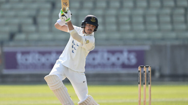 Daniel Hughes के शतक से Sussex मजबूत स्थिति में, Leicestershire के खिलाफ बढ़त