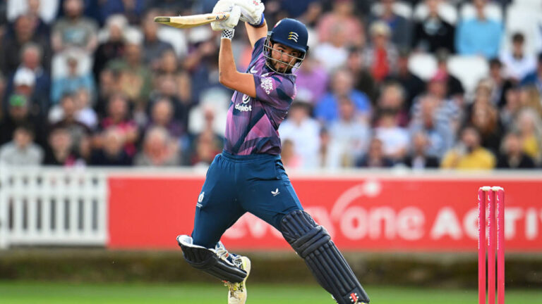 Holden, De Caires fire Middlesex to first win of season: मिडलसेक्स ने सीज़न की पहली जीत दर्ज की