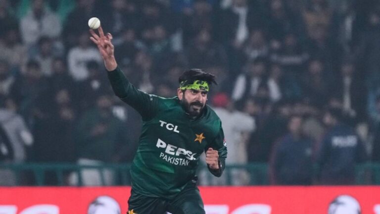 Warwickshire ने T20 Blast के लिए पाकिस्तानी स्पिनर उस्मान तारिक को साइन किया