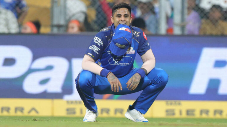 RCB बनाम MI: रायपुर में टॉस, हार्दिक पांड्या की अनुपस्थिति और प्लेऑफ की जंग