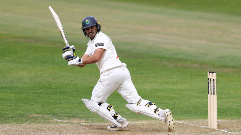 Glamorgan बनाम Warwickshire: बेन केलावे के शानदार शतक की बदौलत रोमांचक मुकाबला