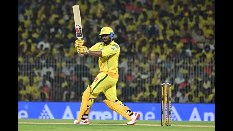 उर्विल पटेल के छक्कों ने जगाई धोनी की यादें | CSK vs SRH मैच में हेलीकॉप्टर शॉट का जलवा