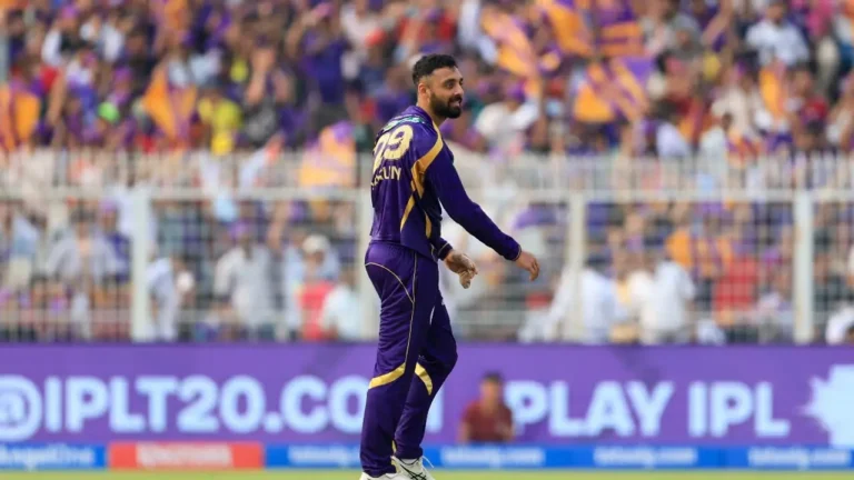 वरुण चक्रवर्ती की चोट पर KKR कोच ने किया बड़ा खुलासा, दर्द में भी खेल रहे हैं मैच