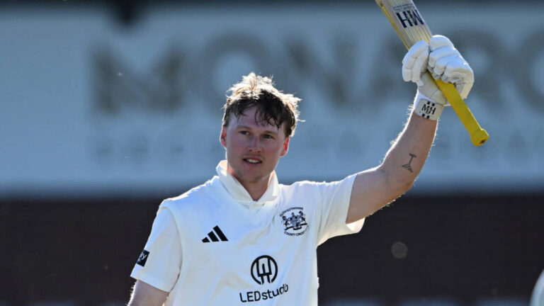 Gloucestershire warm to task thanks to Hammond hundred