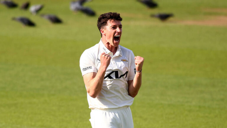 Fisher strikes between showers but weather frustrates Surrey के कारण हैम्पशायर और सरे के बीच मैच में बाधा
