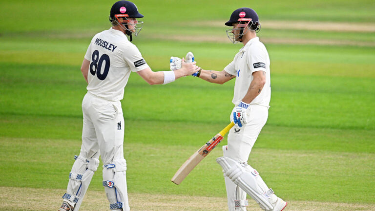 Warwickshire’s batting finds form to leave Somerset up against it